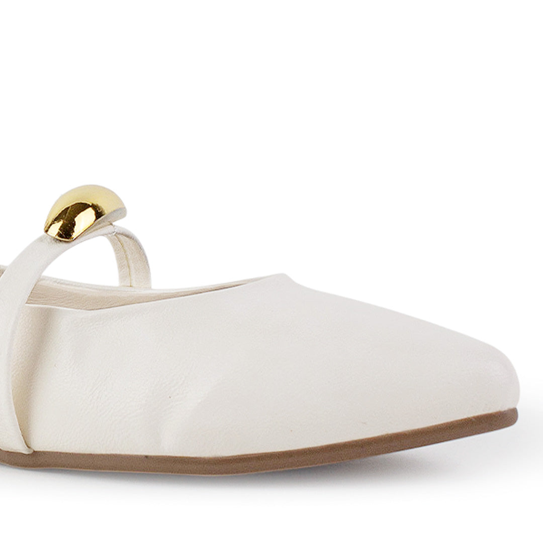 Detalle del material sintético en flats tipo balerinas beige de piso con detalle metálico, para dama y punta fina 