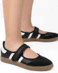 Tenis negros tipo Mary Jane para dama con pulsera ajustable en el empeine y suela baja 2cm