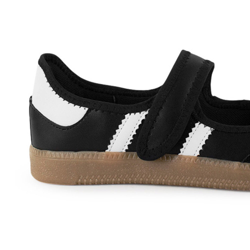 Vista trasera de la suela baja 2cm en el tenis negro con blanco para dama y pulsera ajustable en el empeine 