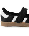 Vista trasera de la suela baja 2cm en el tenis negro con blanco para dama y pulsera ajustable en el empeine 