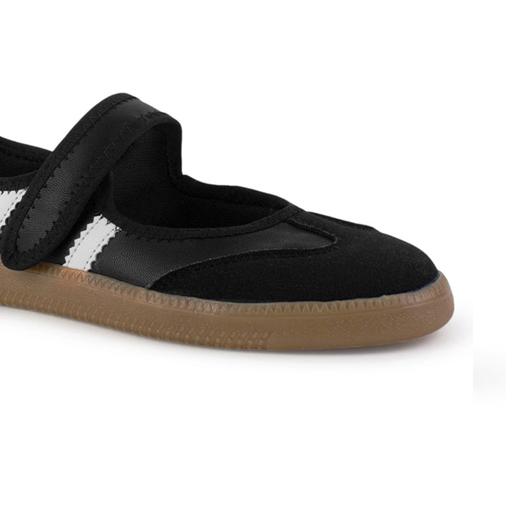 Detalle del material sintético en tenis negro con blanco para dama, pulsera ajustable al tobillo y suela baja 2cm 