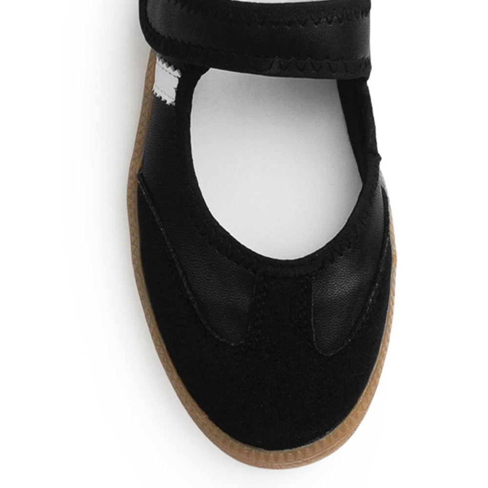 Vista del detalle en pulsera ajustable al tobillo con punta redonda en tenis negro para dama y suela baja 2cm 