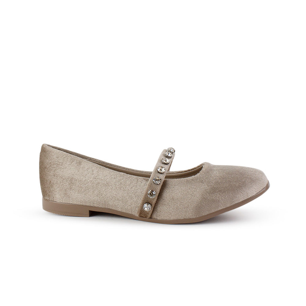 Vista lateral de flats tipo balerinas para mujer de correa delgada con pedrería brillante en color beige 