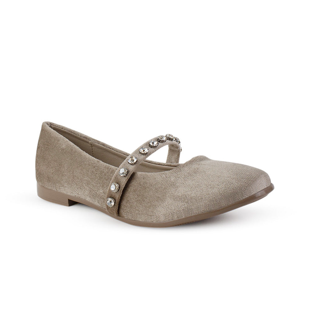 Vista diagonal de flats beige para mujer tipo balerinas con correa que cruza sobre el empeine con pedrería brillante de piso