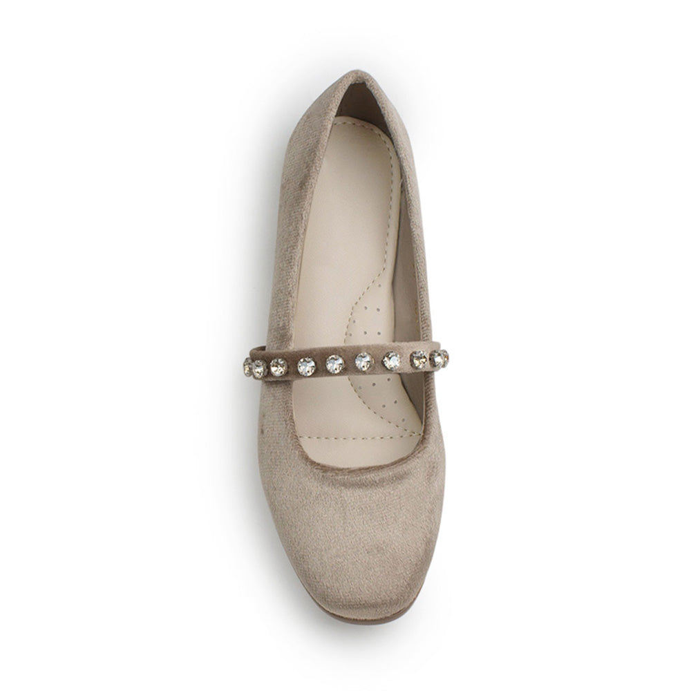 Vista superior de flats tipo balerinas para mujer con pedreria en correa delgada que atraviesa el empeine en color beige 