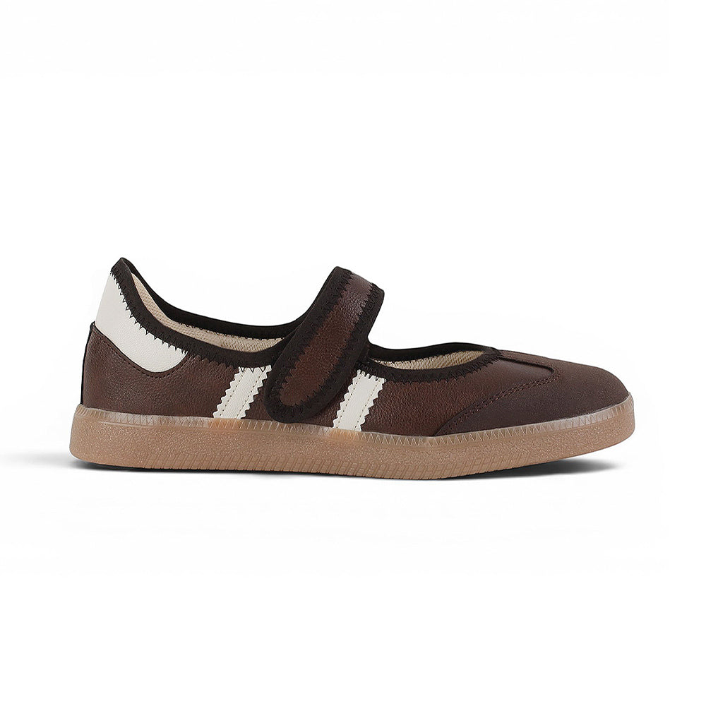 Vista lateral del tenis café con beige para dama, pulsera ajustable en el empeine y suela baja 2cm