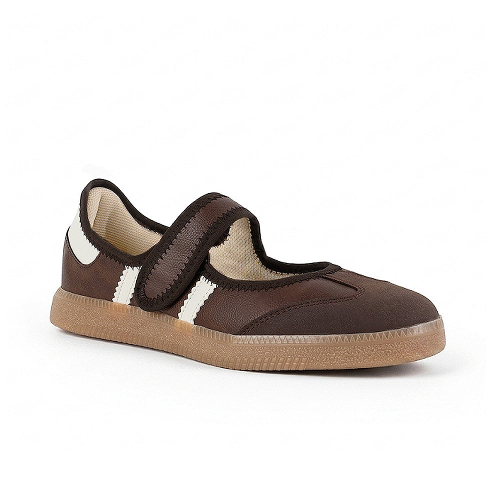 Vista diagonal de tenis café con beige para dama con suela baja y pulsera ajustable en el empeine 