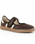 Vista diagonal de tenis café con beige para dama con suela baja y pulsera ajustable en el empeine 