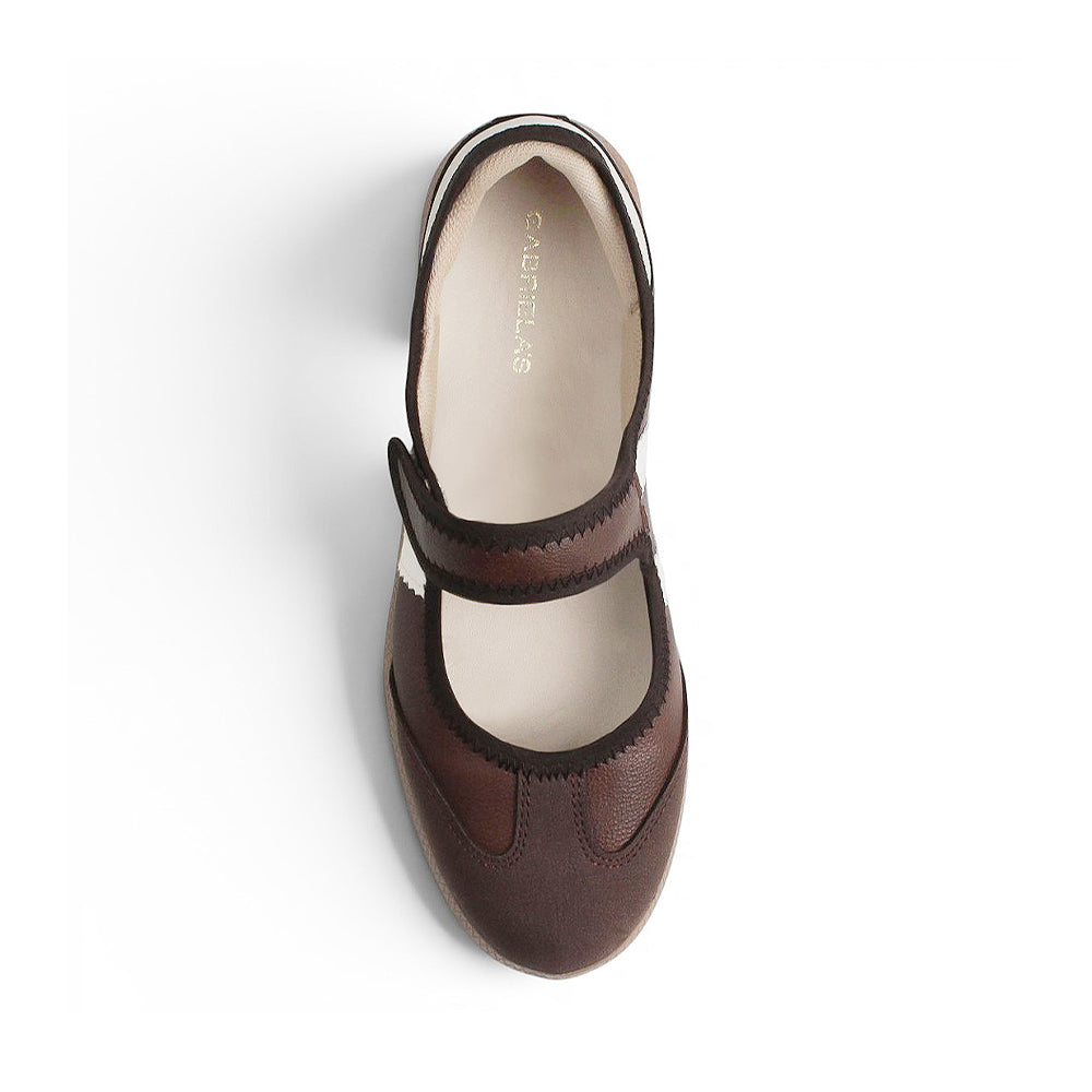Vista superior del tenis café con beige y pulsera ajustable en el empeine para dama de suela baja 2cm 