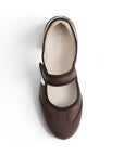 Vista superior del tenis café con beige y pulsera ajustable en el empeine para dama de suela baja 2cm 