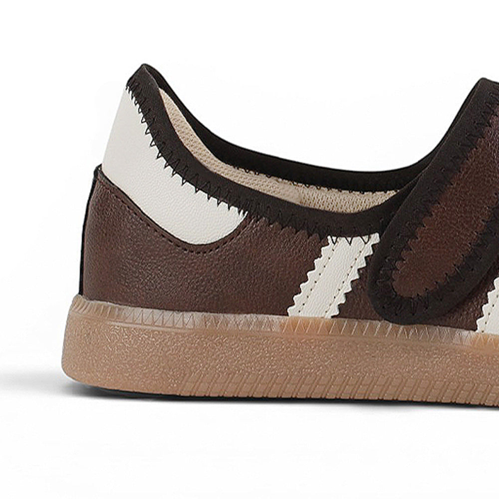 Vista trasera de la suela baja 2cm en el tenis café con beige para dama y pulsera ajustable en el empeine 