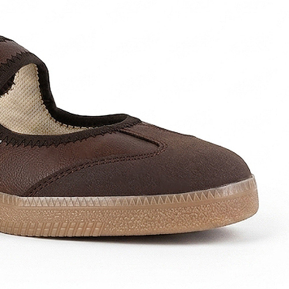 Detalle del material sintético en tenis café con beige para dama, pulsera ajustable al tobillo y suela baja 2cm 