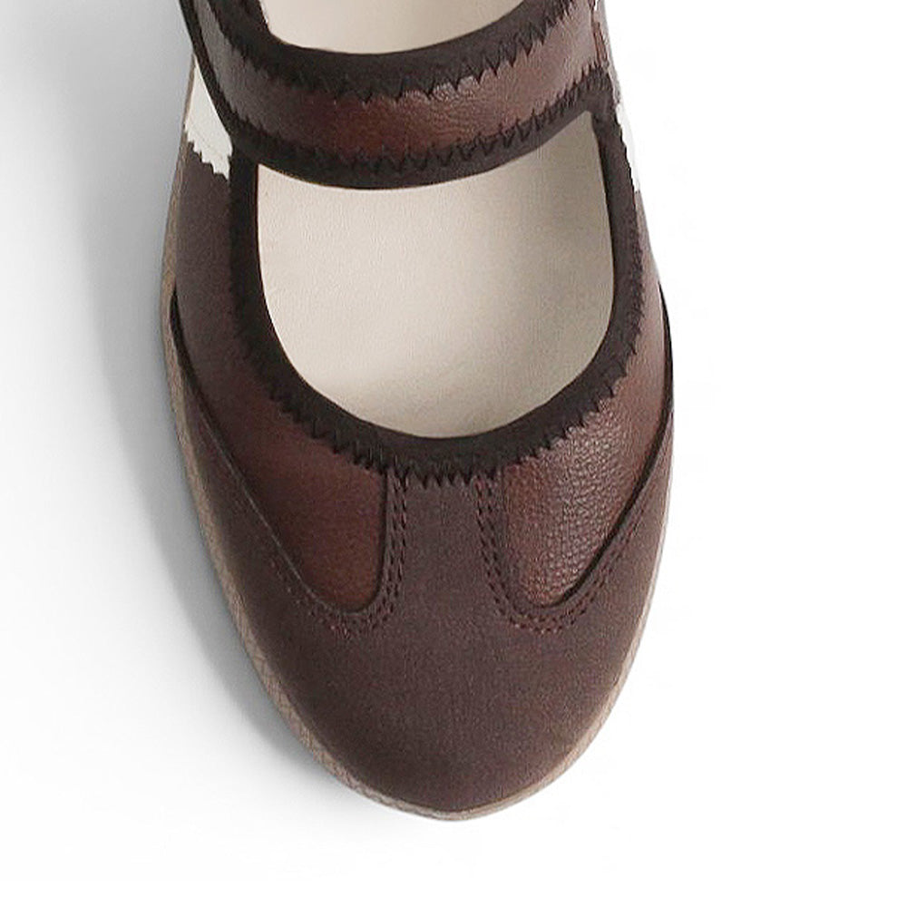 Vista del detalle en pulsera ajustable al tobillo con punta redonda en tenis café para dama y suela baja 2cm 