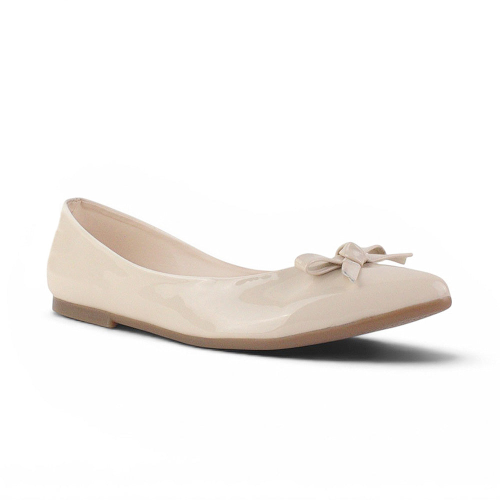 vista diagonal de flats beige de dama con moño y charol de piso