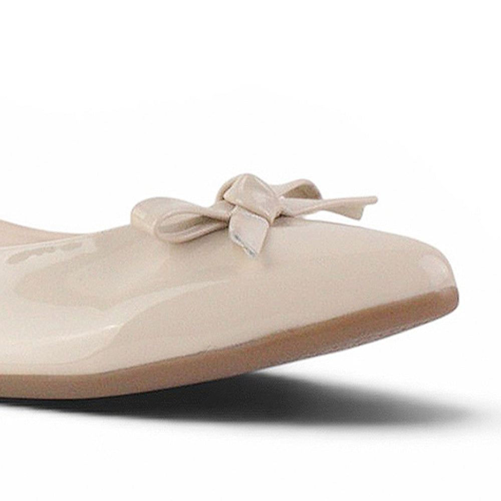 detalle del material charol en flats beige con moño para dama de piso 