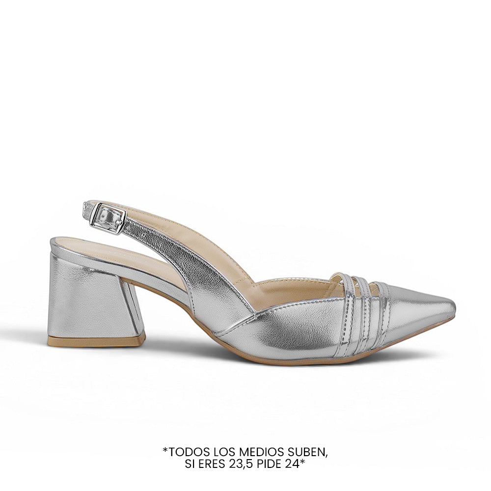 Vista lateral de zapatilla plateada destalonada con punta fina y tacón bajo 6cm para dama