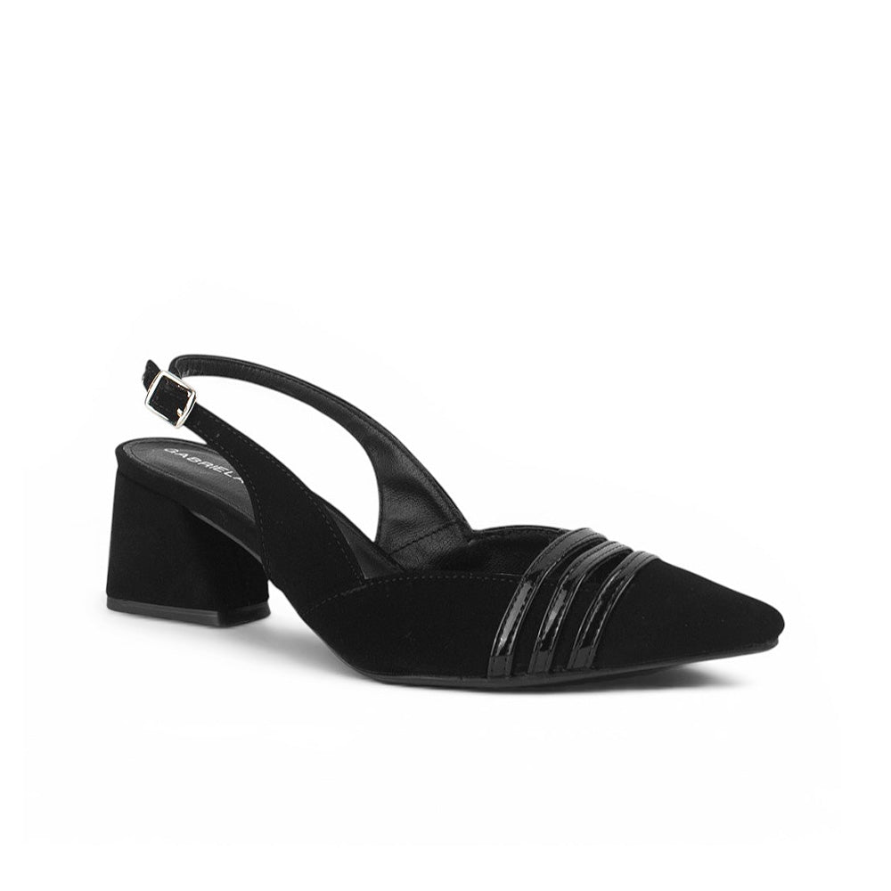 Vista diagonal de zapatilla negra para dama con punta fina, destalonada y tacón bajo 6cm 