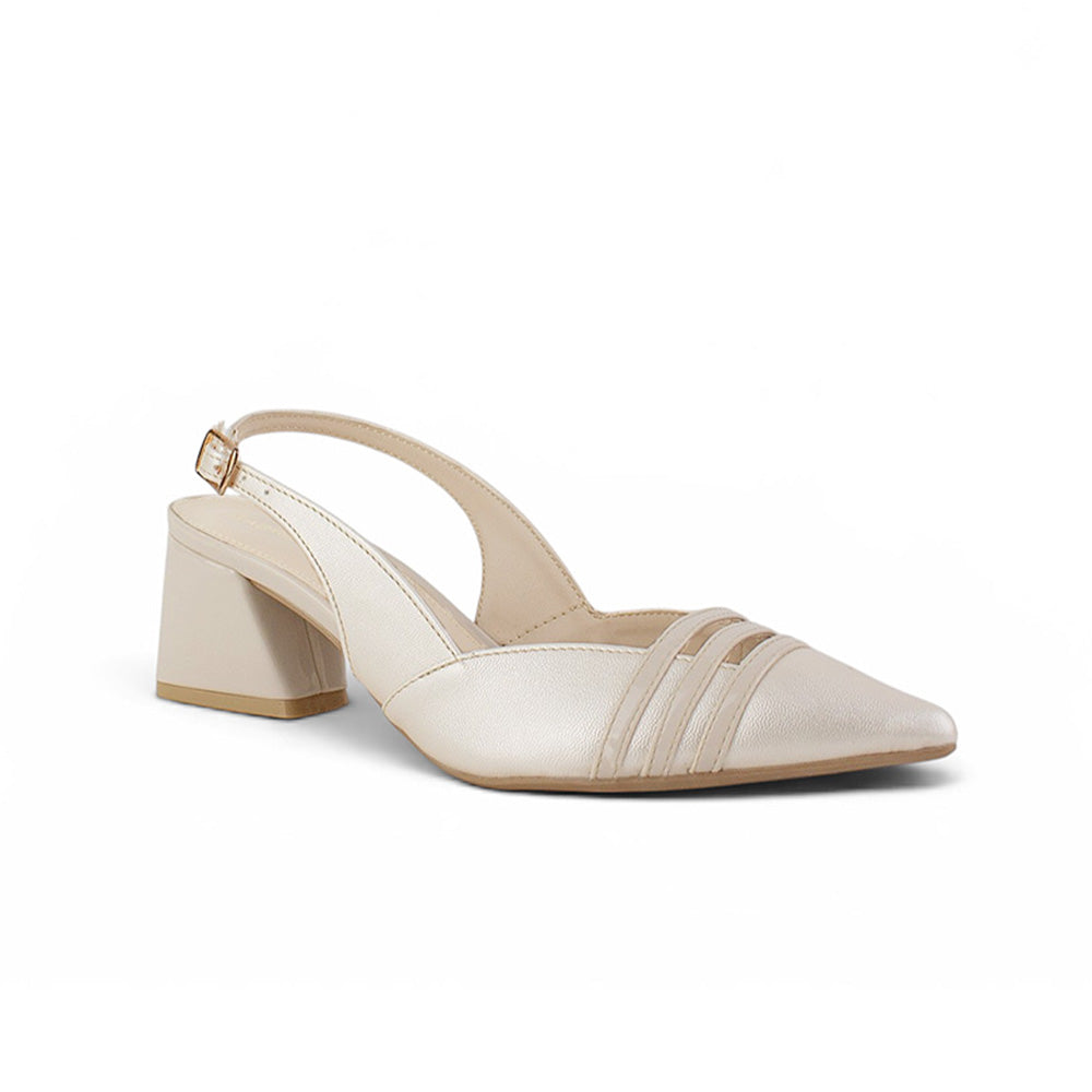 Vista diagonal de zapatilla beige para dama con punta fina, destalonada y tacón bajo 6cm 