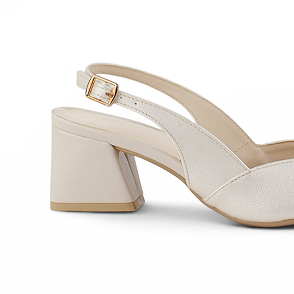 Vista superior de zapatilla beige con punta fina destalonada para dama y tacón bajo 6cm