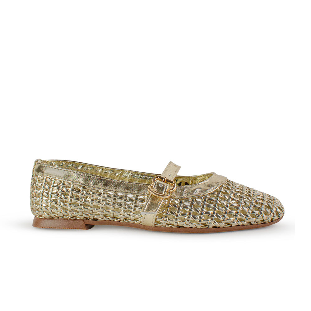 Vista lateral de flats dorados tejidos para mujer con pulsera sobre empeine de piso tipo balerinas 