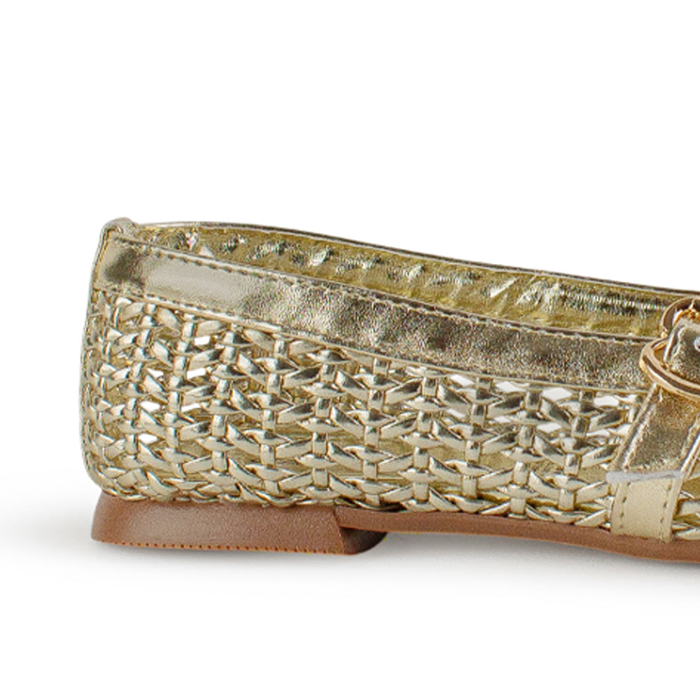 Vista trasera de flats tipo balerinas dorados de piso para mujer tejidos con pulsera en empeine ajustable