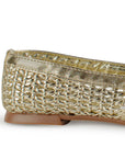 Vista trasera de flats tipo balerinas dorados de piso para mujer tejidos con pulsera en empeine ajustable