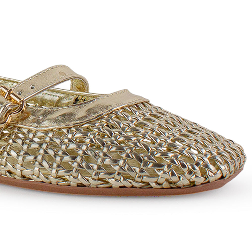 Vista a detalle de punta cuadrada en flats tejido para mujer con pulsera ajustable en el empine en color dorado