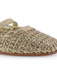 Vista a detalle de punta cuadrada en flats tejido para mujer con pulsera ajustable en el empine en color dorado