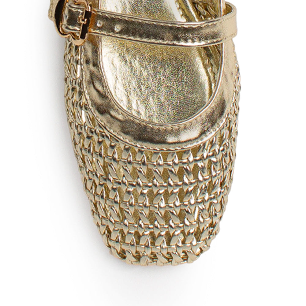 Vista de material sintético en flats tipo balerinas para mujer con pulsera en empeine de piso tejido en color dorado