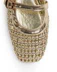 Vista de material sintético en flats tipo balerinas para mujer con pulsera en empeine de piso tejido en color dorado