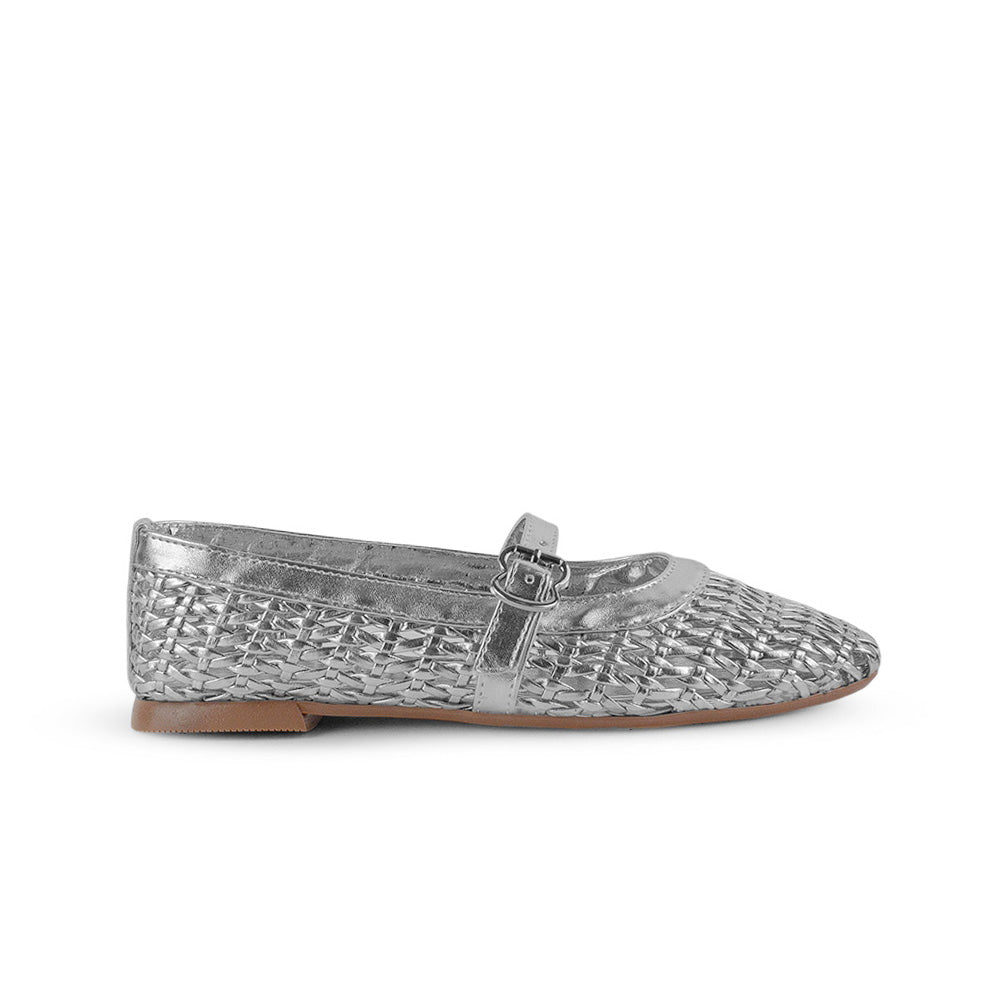 Vista lateral de flats plateados tejidos para mujer con pulsera sobre empeine de piso tipo balerinas 