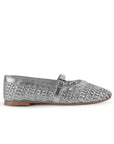 Vista lateral de flats plateados tejidos para mujer con pulsera sobre empeine de piso tipo balerinas 