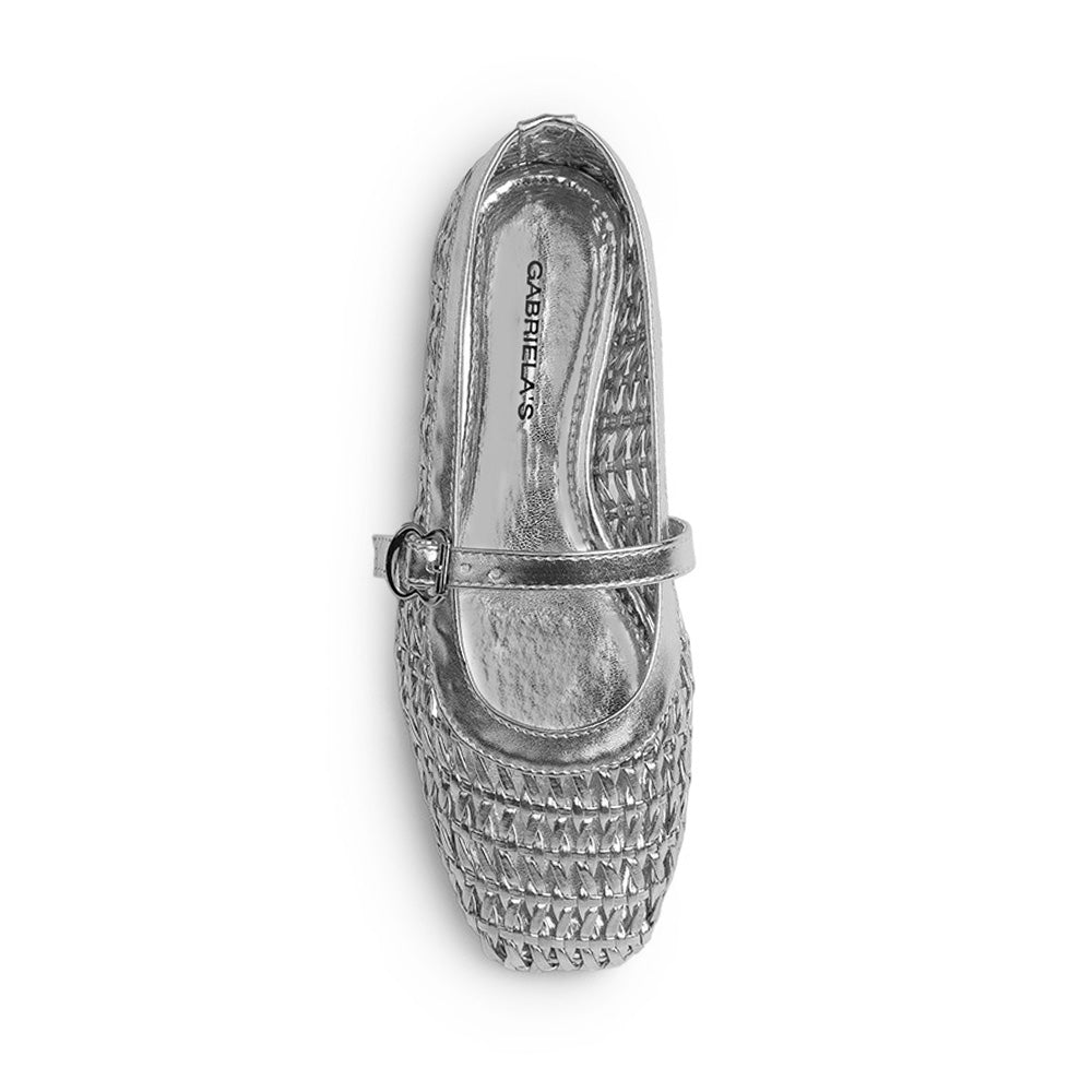 Vista superior de flats plateados tipo balerinas para mujer con pulsera ajustable en empeine 