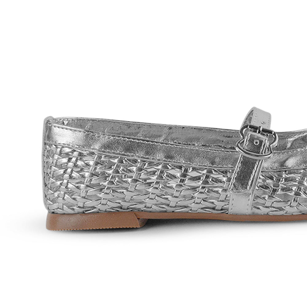 Vista trasera de flats tipo balerinas plateadas de piso para mujer tejidos con pulsera en empeine ajustable