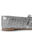 Vista trasera de flats tipo balerinas plateadas de piso para mujer tejidos con pulsera en empeine ajustable