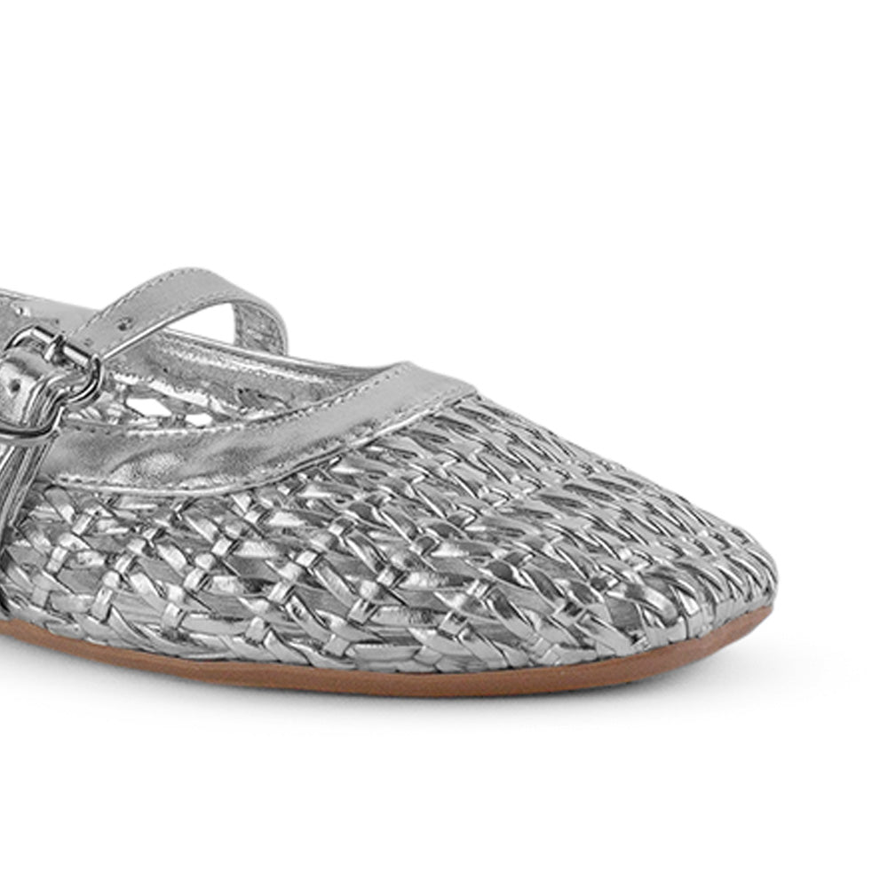Vista a detalle de punta cuadrada en flats tejido para mujer con pulsera ajustable en el empine en color plateado