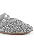 Vista a detalle de punta cuadrada en flats tejido para mujer con pulsera ajustable en el empine en color plateado