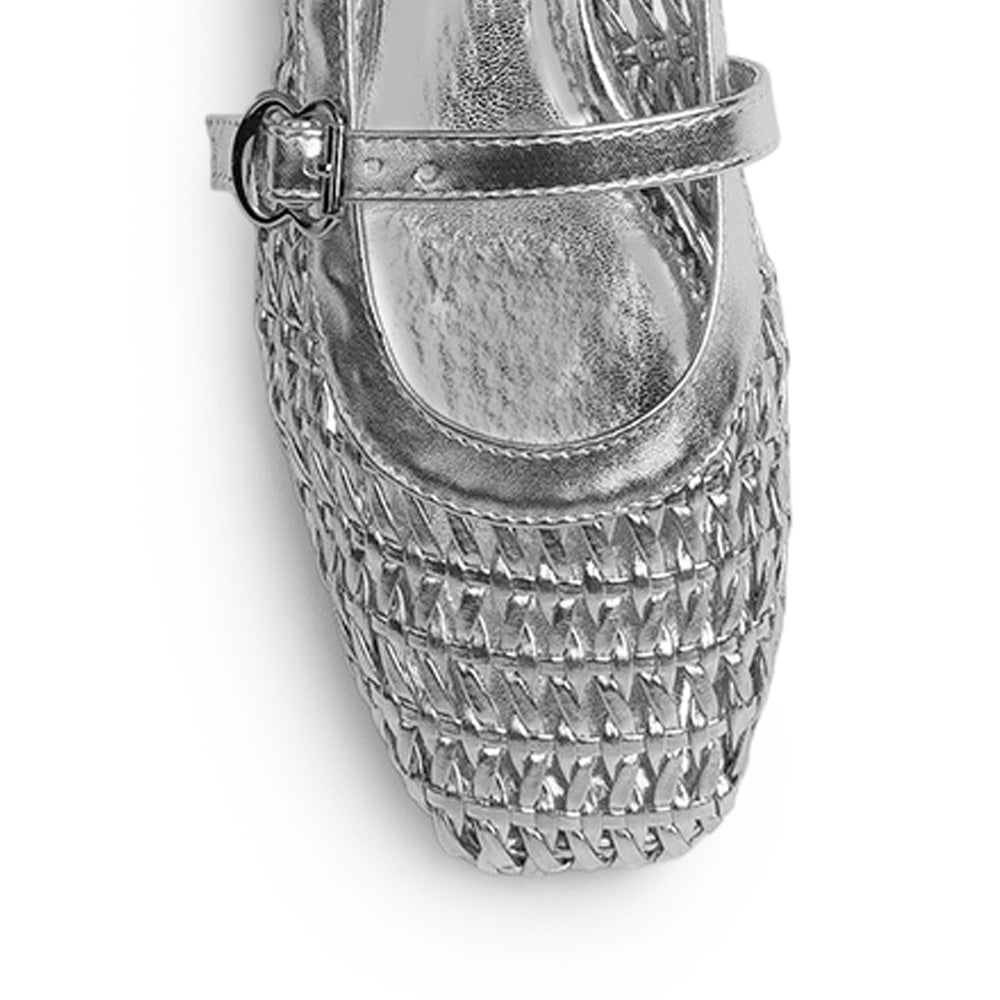 Vista de material sintético en flats tipo balerinas para mujer con pulsera en empeine de piso tejido en color plateado