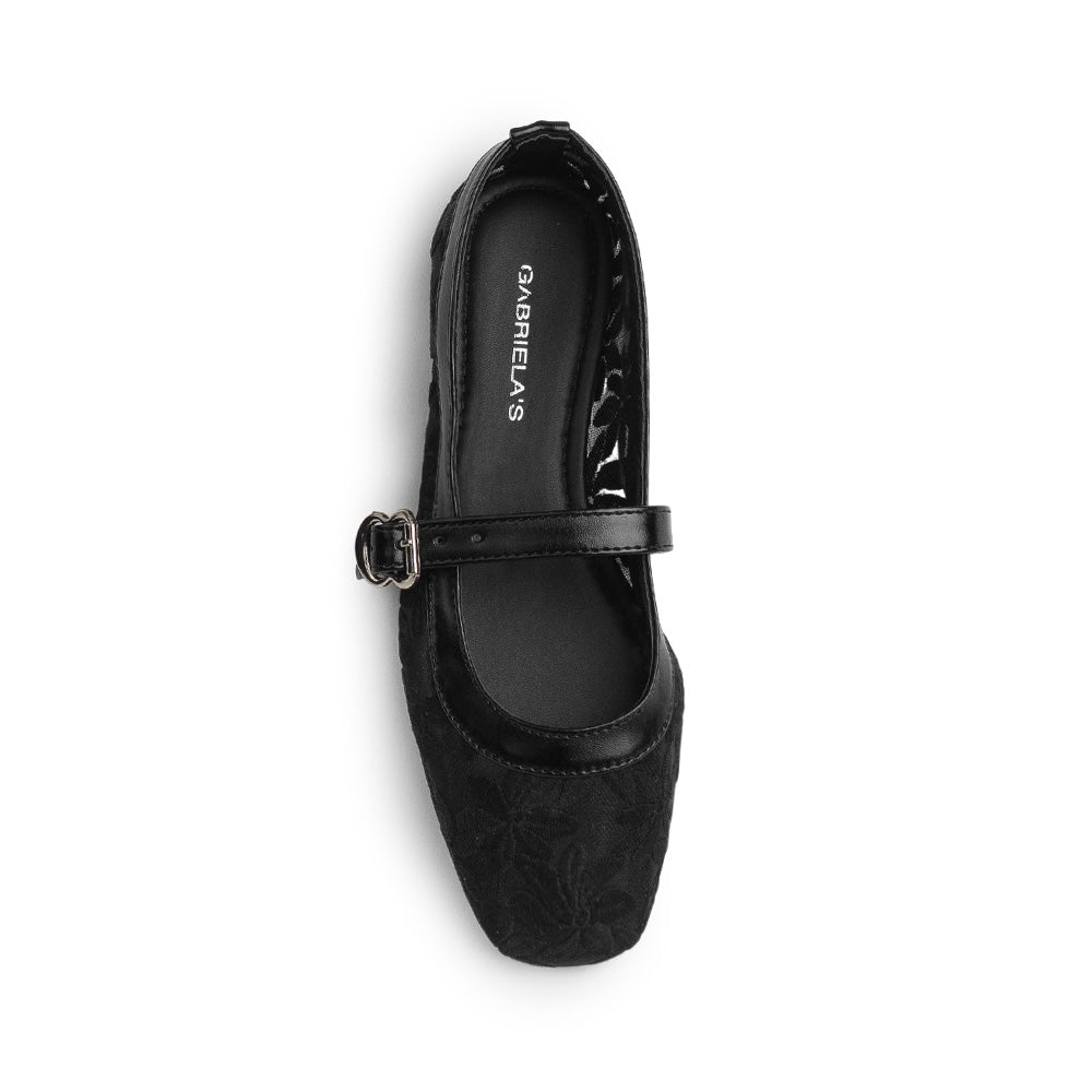 Vista superior de flats tipo balerinas negras de piso para mujer con bordado floral transparente y hebilla moderna en correa ajustable 