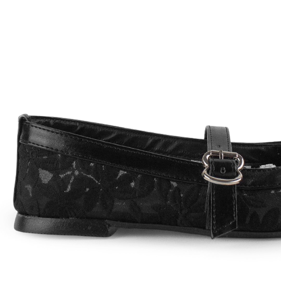 Vista trasera de flats tipo balerinas negras de piso para mujer con hebilla moderna en pulsera ajustable sobre el empeine y bordado de flores