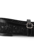 Vista trasera de flats tipo balerinas negras de piso para mujer con hebilla moderna en pulsera ajustable sobre el empeine y bordado de flores