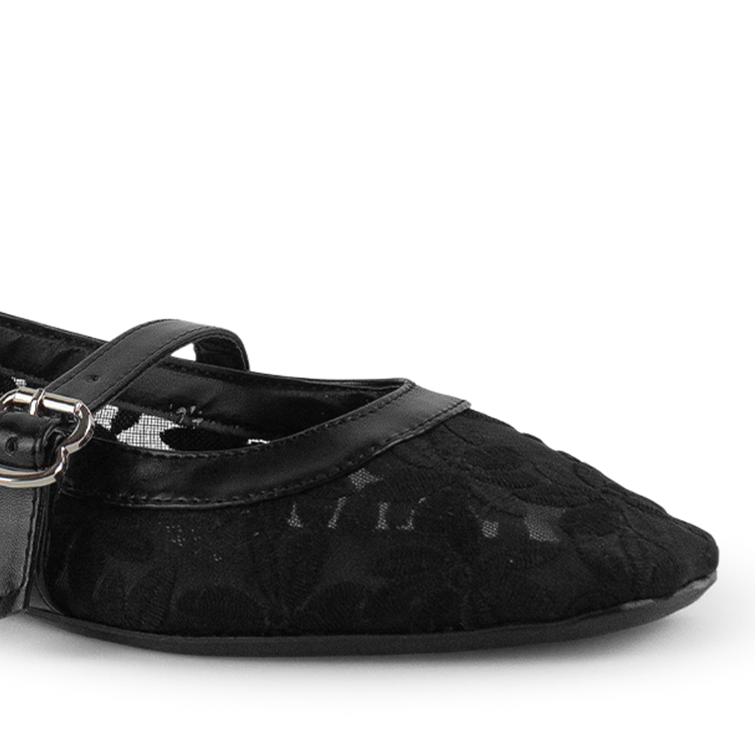 Vista a detalle de bordado floral en flats tipo balerinas negras de piso para mujer con pulsera ajustable 