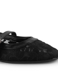 Vista a detalle de bordado floral en flats tipo balerinas negras de piso para mujer con pulsera ajustable 