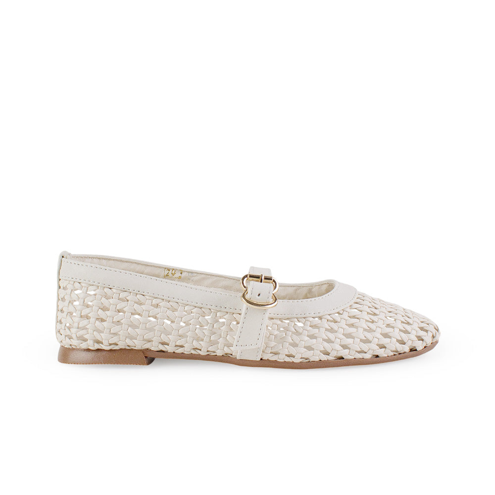 Vista lateral de flats beige tejidos para mujer con pulsera sobre empeine de piso tipo balerinas 
