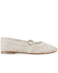 Vista lateral de flats beige tejidos para mujer con pulsera sobre empeine de piso tipo balerinas 