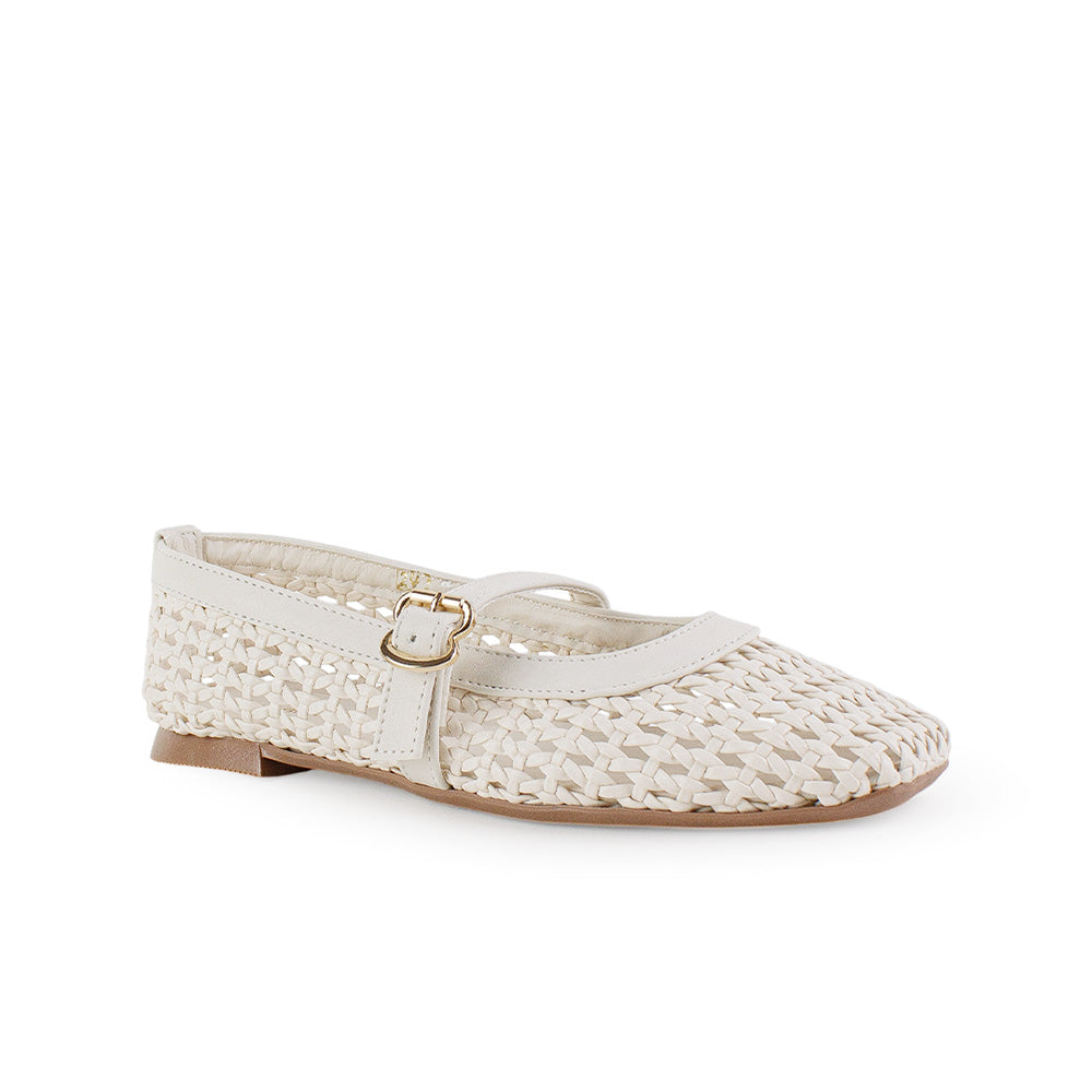 Vista diagonal de flats tipo balerinas beige para mujer con correa en empeine ajustable 