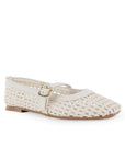 Vista diagonal de flats tipo balerinas beige para mujer con correa en empeine ajustable 