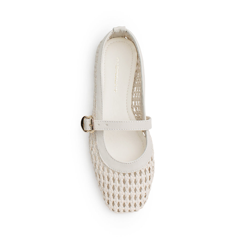 Vista superior de flats beige tipo balerinas para mujer con pulsera ajustable en empeine 