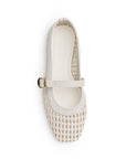 Vista superior de flats beige tipo balerinas para mujer con pulsera ajustable en empeine 