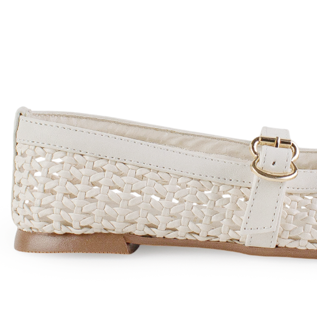 Vista trasera de flats tipo balerinas beige de piso para mujer tejidos con pulsera en empeine ajustable